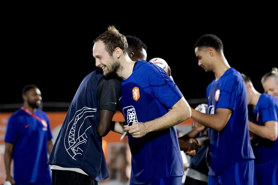Jogadores da Holanda recebem trabalhadores migrantes após treino no Qatar