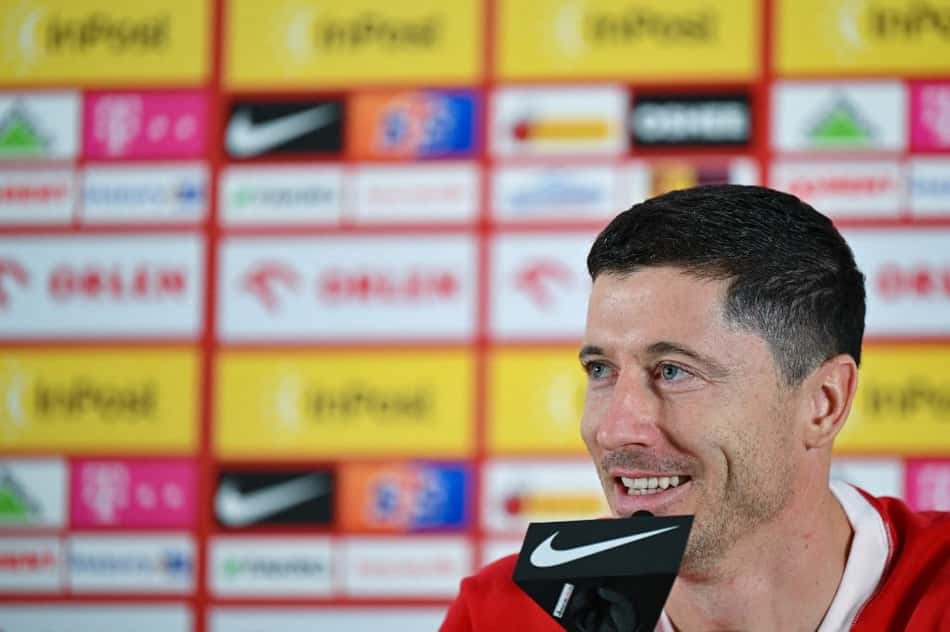 Lewandowski anunciou recentemente que não jogaria mais pela seleção polonesa (Foto: ANDREJ ISAKOVIC / AFP)