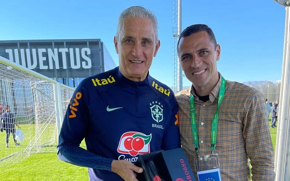 Ex-Juventus, volante Rômulo faz visita em último treino da Seleção Brasileira em Turim