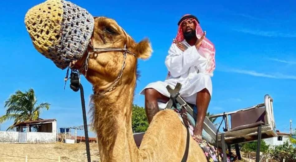 Rodinei posta foto com dromedário em Natal e brinca: 'Qatar cheguei'