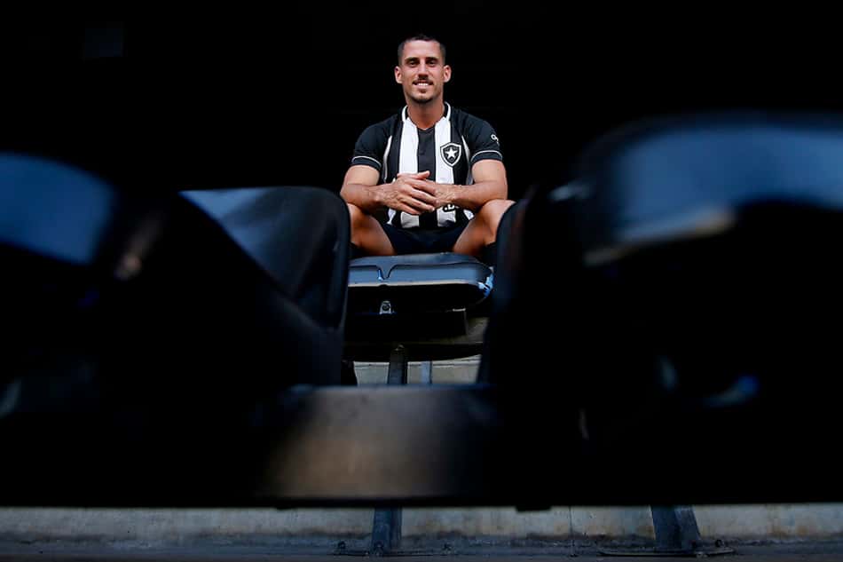 Ao L!, Gabriel Pires revela motivo da escolha pelo Botafogo, analisa as críticas e relembra período na Europa