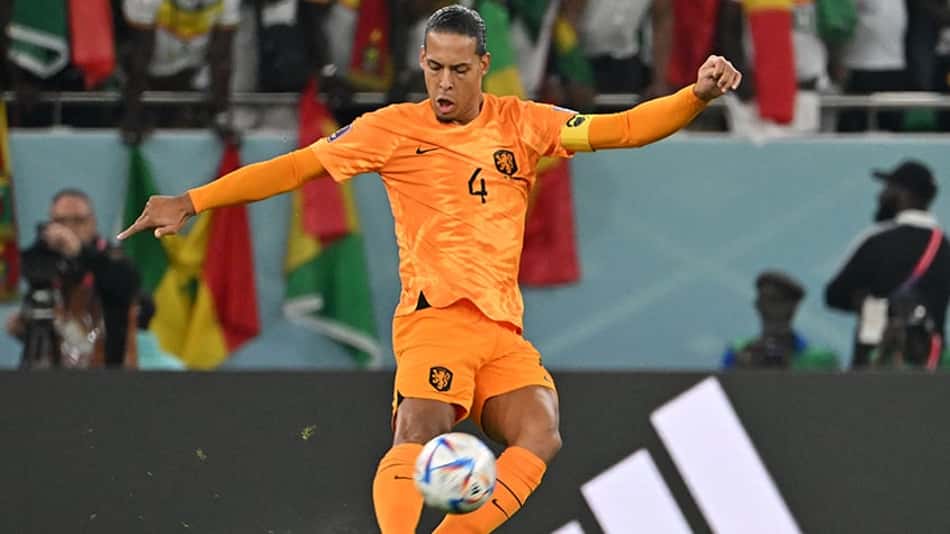 Van Dijk analisa estreia e critica sanções por faixa de capitão com mensagens de inclusão