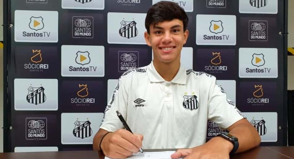 Lateral da Seleção Sub-17 assina primeiro contrato profissional com o Santos