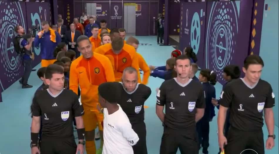 Alerta fofura! Criança se encanta com Van Dijk antes de entrar em campo e zagueiro retribui