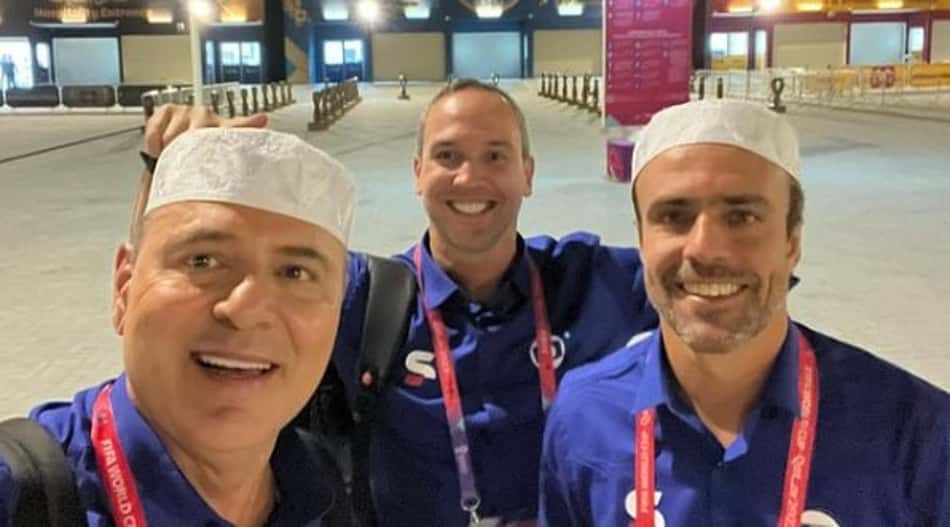 No clima da Copa! Luis Roberto e Roger Flores postam foto usando acessório típico do Qatar
