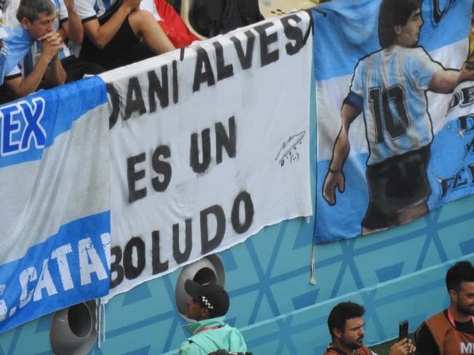 Torcedores da Argentina exibem faixa xingando Dani Alves e web defende lateral: 'Só nós podemos'