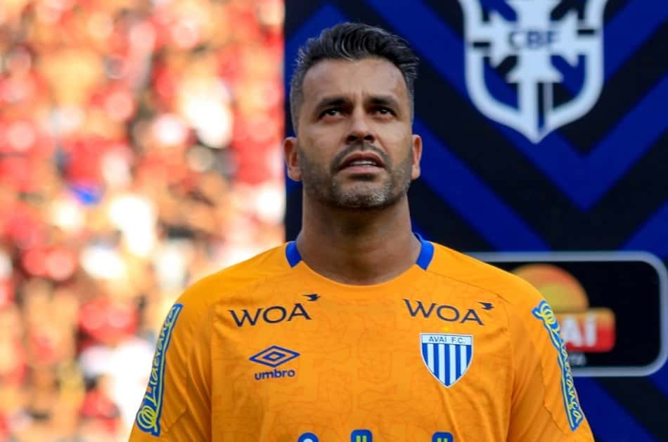 Glédson afirma estar 'bem esperançoso' em renovar contrato com o Avaí
