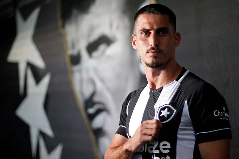 Gabriel Pires faz autocrítica sobre início no Botafogo: 'Longe da minha melhor versão'