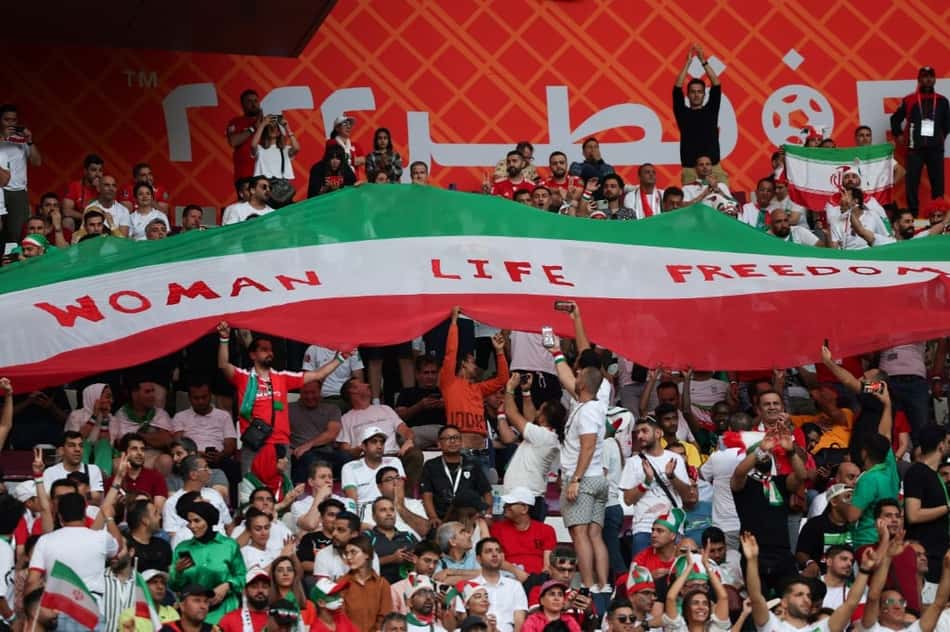 Jogos do Irã na Copa são marcados por protestos devido às tensões que assolam o país