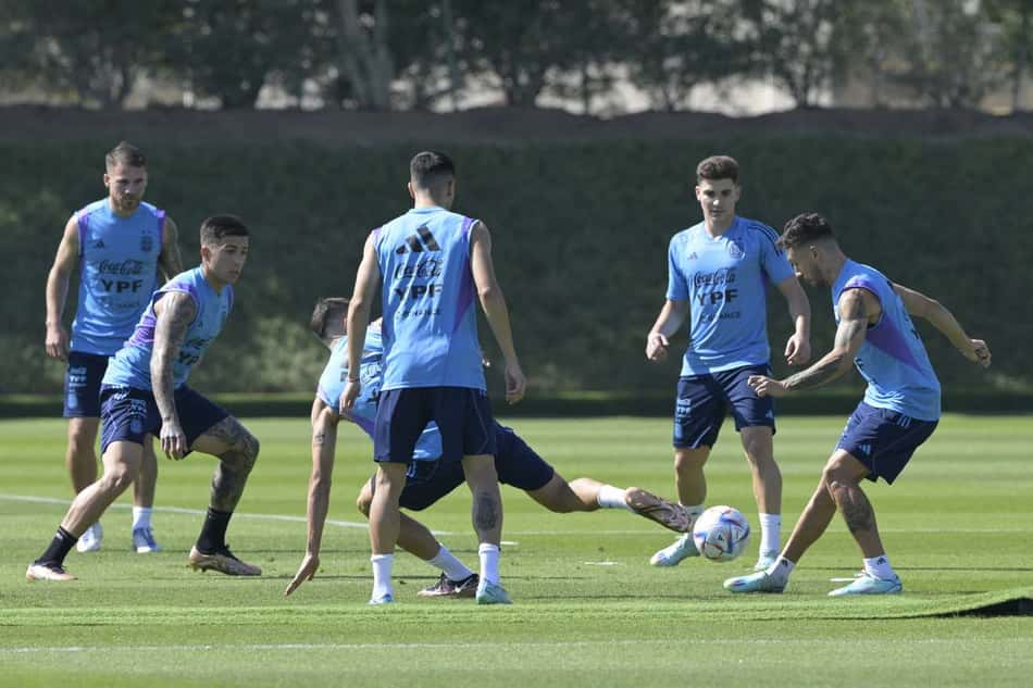 Após derrota para Arábia Saudita, Argentina volta aos treinos debaixo de calor no Qatar