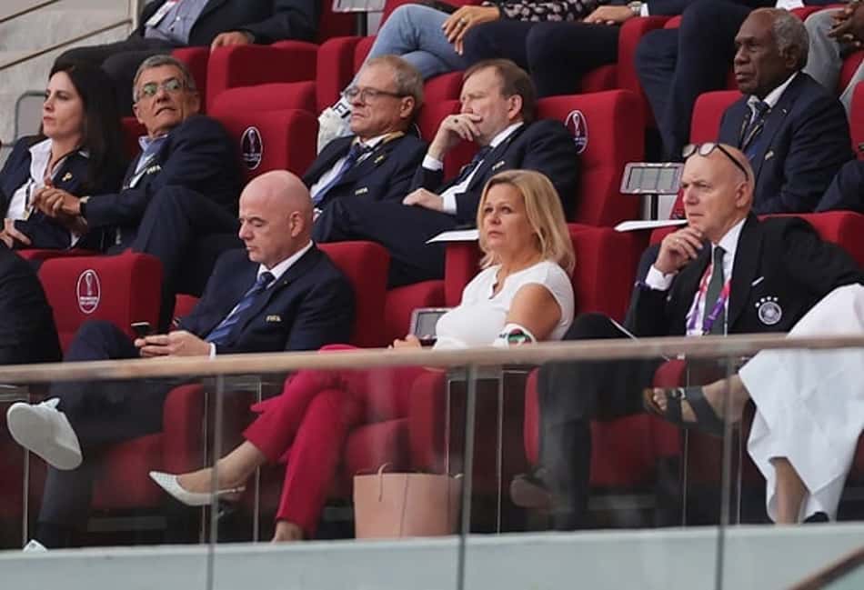 Ao lado de Gianni Infantino, ministra da Alemanha usa braçadeira 'One Love' proibida pela Fifa