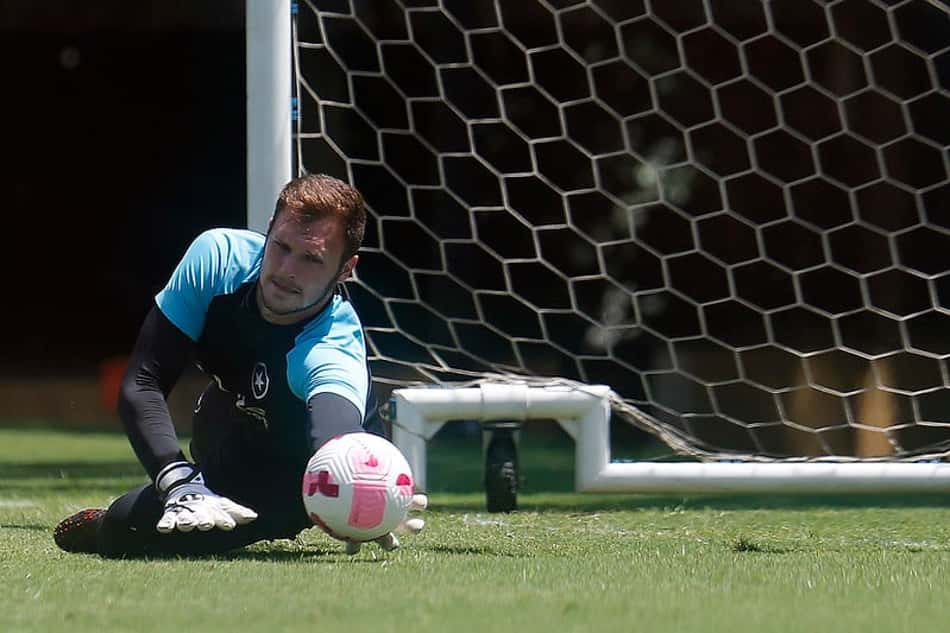 Lucas Perri celebra excursão do Botafogo, relembra passagem pelo Crystal Palace e projeta amistoso