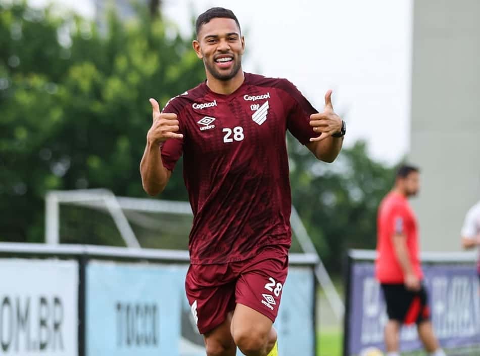 CT do Athletico-PR abre as portas para Renan Lodi