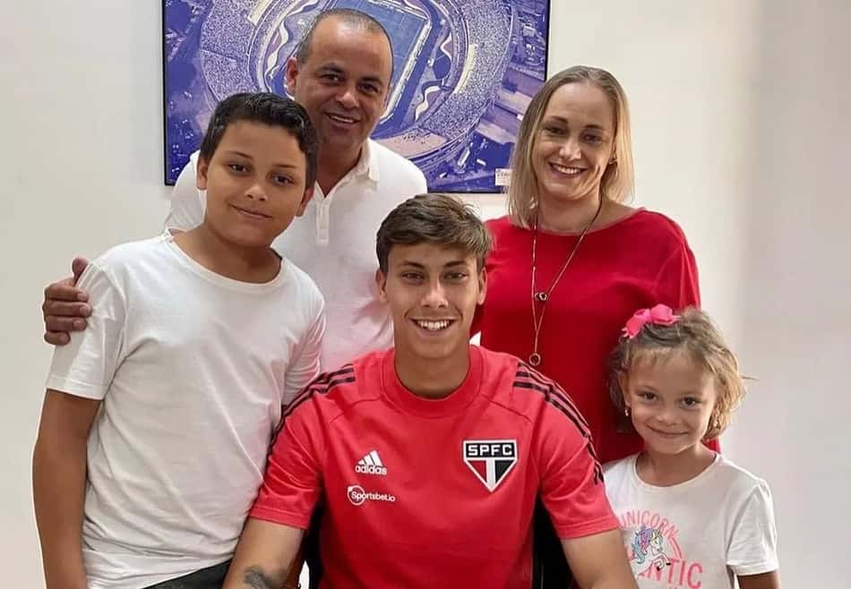 Goleiro do São Paulo que 'lembrou Ceni' renova contrato
