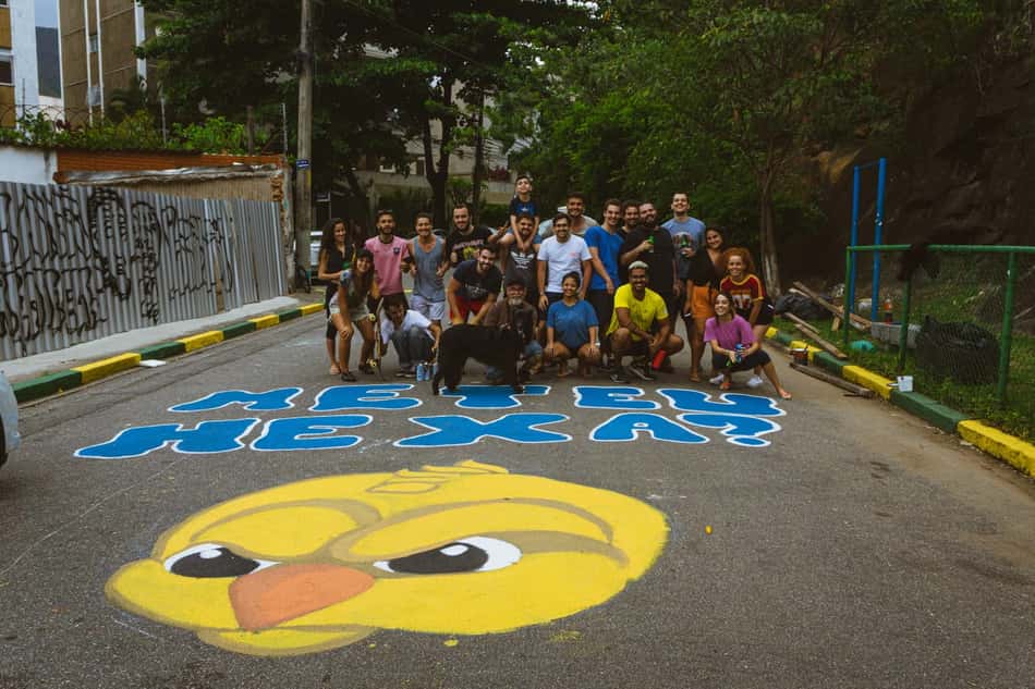 Colorindo um sonho: amigos fazem 'vaquinha' para deixar rua da Zona Norte do Rio no clima da Copa