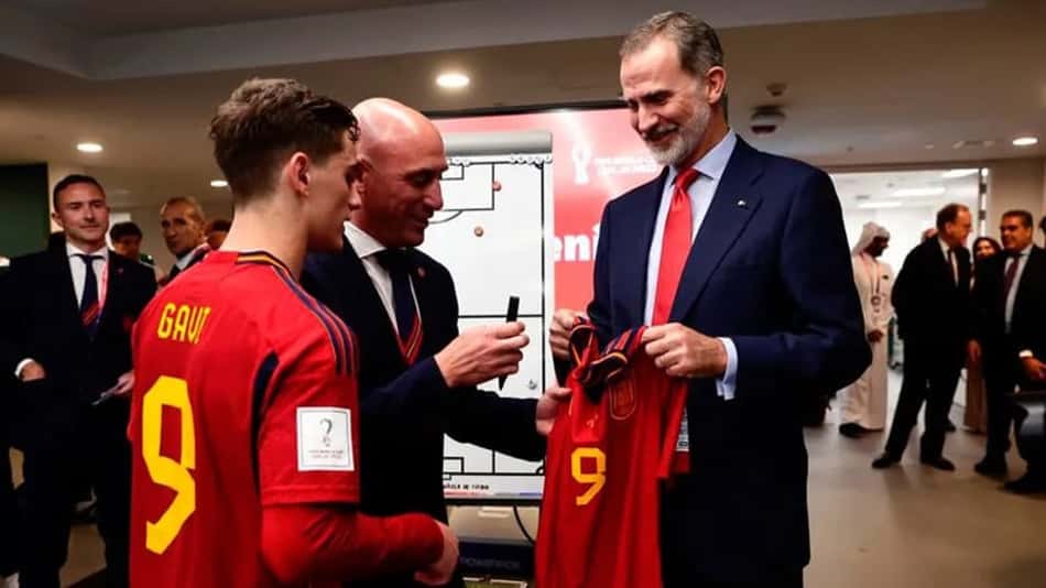 Rei da Espanha visita vestiário da Roja após goleada histórica sobre a Costa Rica pela Copa do Mundo