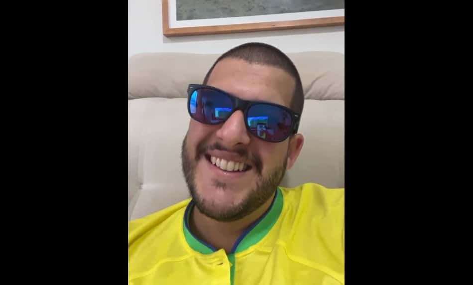 Pedro Certezas se emociona ao usar óculos de daltonismo para assistir jogo da Copa