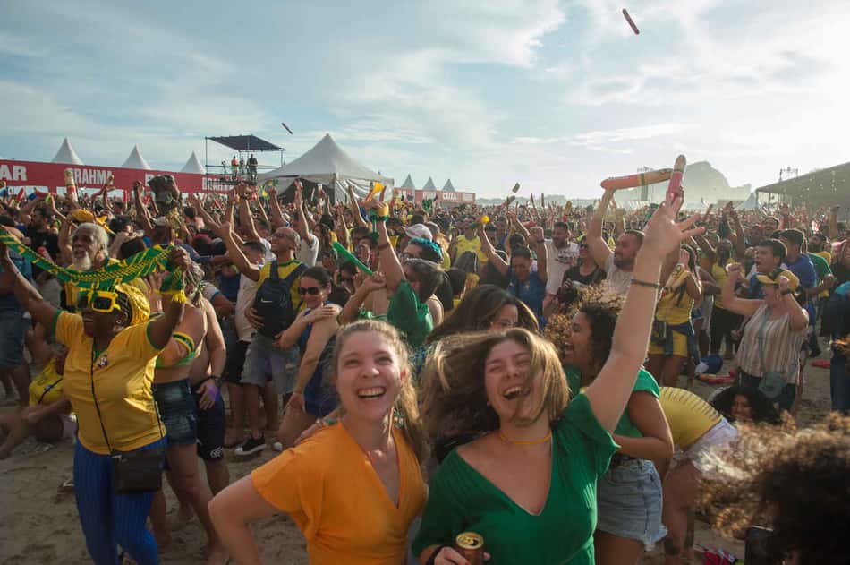 Na Praia de Copacabana, Fifa Fan Fest recebe torcida empolgada em vitória do Brasil