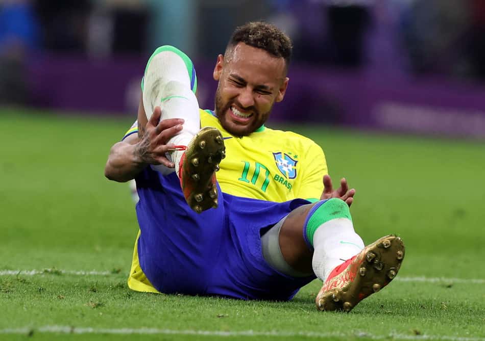 Médico que trabalhou com Neymar no Santos explica lesão do astro e fala sobre recuperação