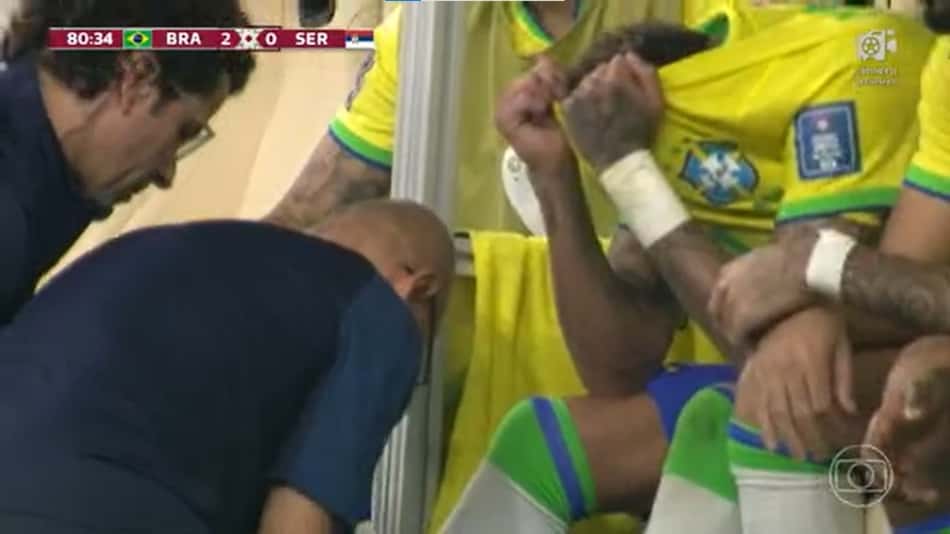 Neymar deixa campo chorando por dores no tornozelo na estreia da Seleção na Copa do Mundo
