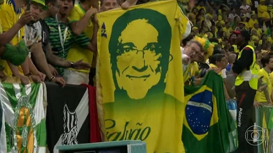 Torcedores exibem bandeira com rosto de Galvão e narrador se derrete: 'Estou emocionado'