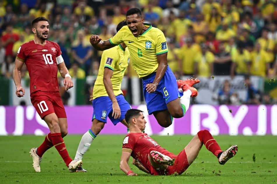 Alex Sandro destaca atuação do Brasil e lamenta bola na trave: 'Lance quase especial'