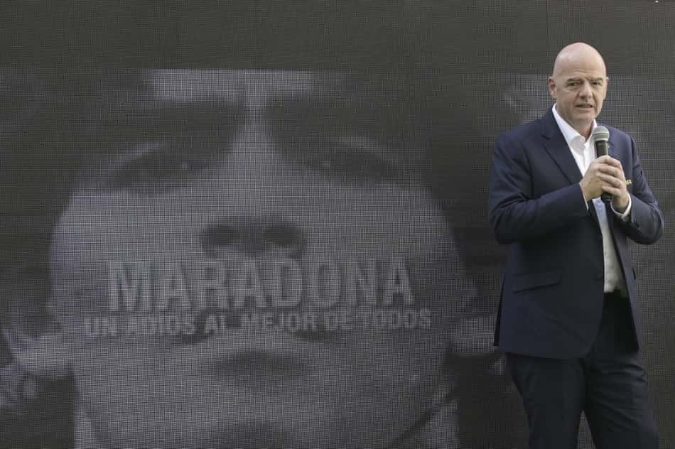 Presidente da Fifa presta homenagem a Maradona: 'Nós te amamos'