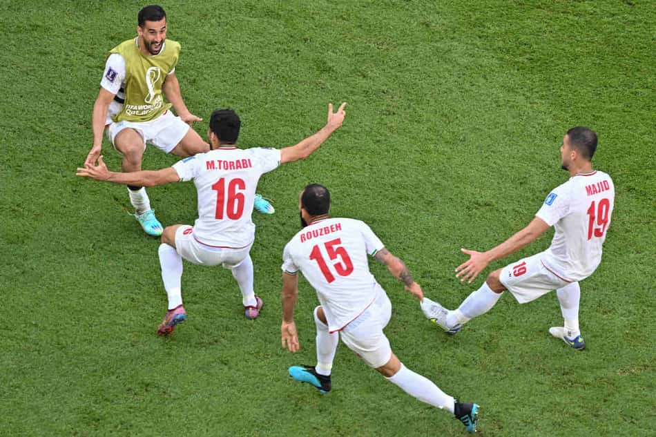 No apagar das luzes, Irã vence País de Gales e segue vivo na Copa do Mundo