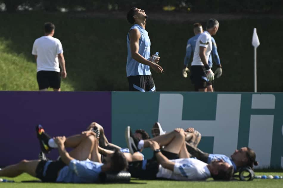 Em meio a atrito com o Barcelona, zagueiro treina com bola e dá esperança para o Uruguai na Copa