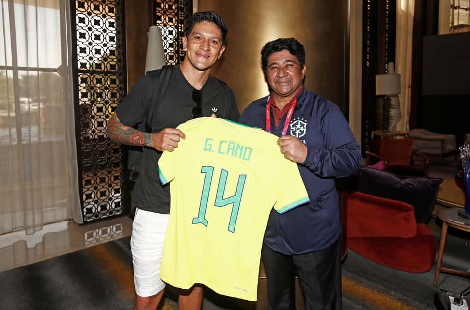 Artilheiro do Fluminense na temporada, Cano se encontra com presidente da CBF no Qatar