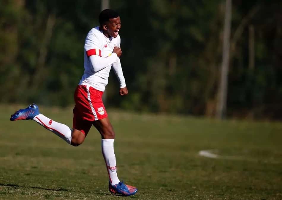 Bragantino acerta compra definitiva do atacante Talisson
