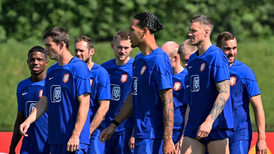 Copa do Mundo: Holanda inicia preparação para oitavas, e zagueiro deixa o treino com dores
