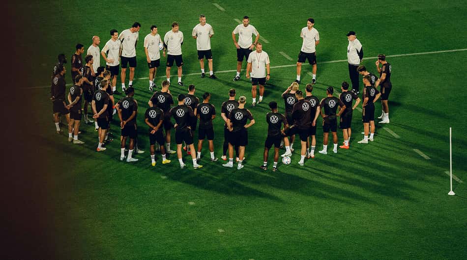 Alemanha põe só técnico para falar, paga multa à Fifa e prega o respeito à Espanha antes de decisão