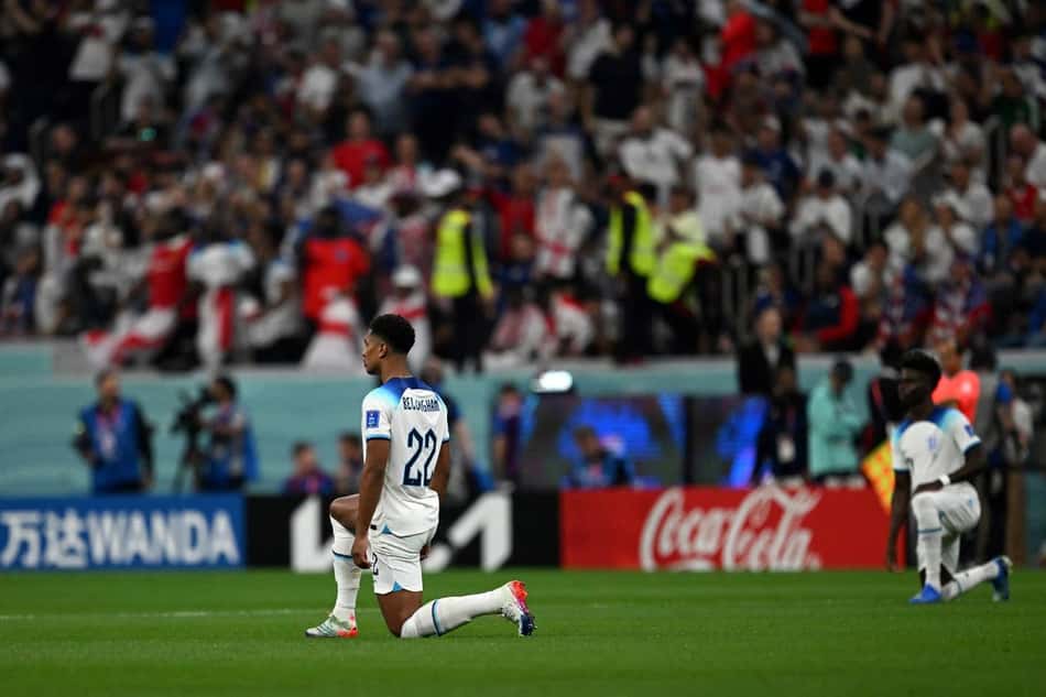 Por que os jogadores da Inglaterra se ajoelham antes dos jogos na Copa do Mundo?