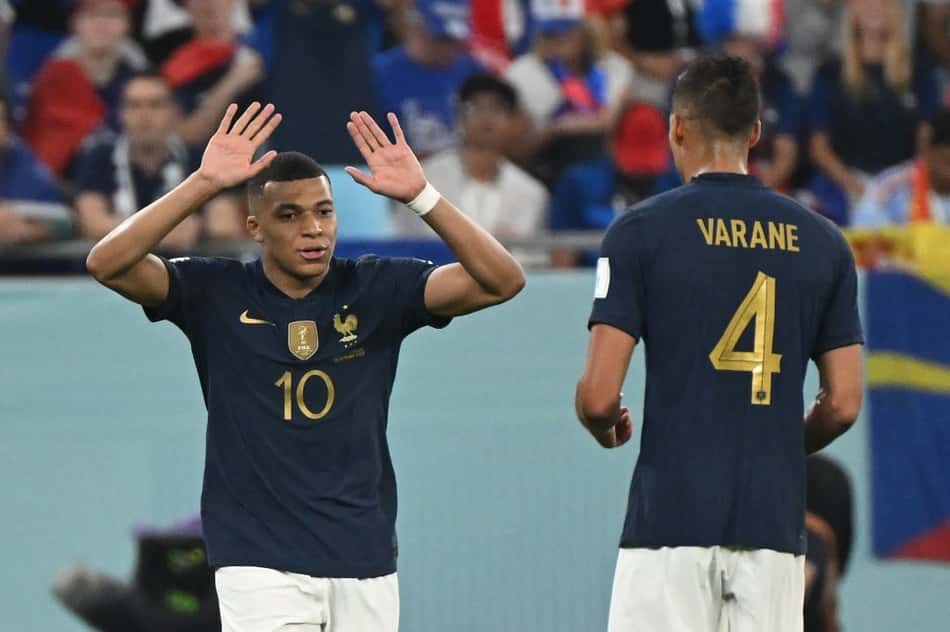 Varane se rende a Mbappé após vitória da França: 'O talento sempre faz a diferença'