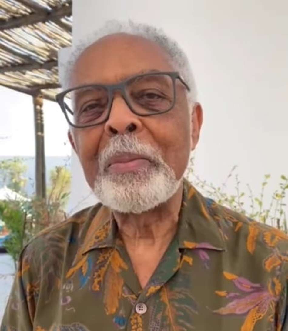 Após ser hostilizado por brasileiros, Gilberto Gil passa tarde com ídolo argentino no Qatar