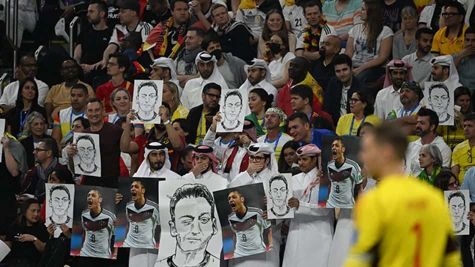 Torcedores relembram caso de Özil e ironizam protesto da Alemanha na estreia da Copa
