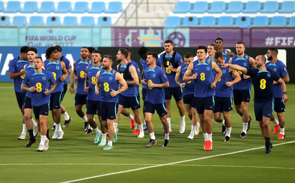Jogadores da Inglaterra treinam sob forte calor antes do jogo contra País de Gales