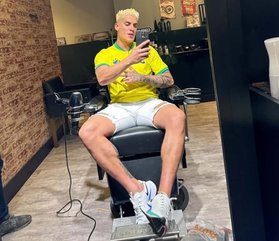 Ex-padrasto de Neymar gasta fortuna para platinar o cabelo e reclama do resultado
