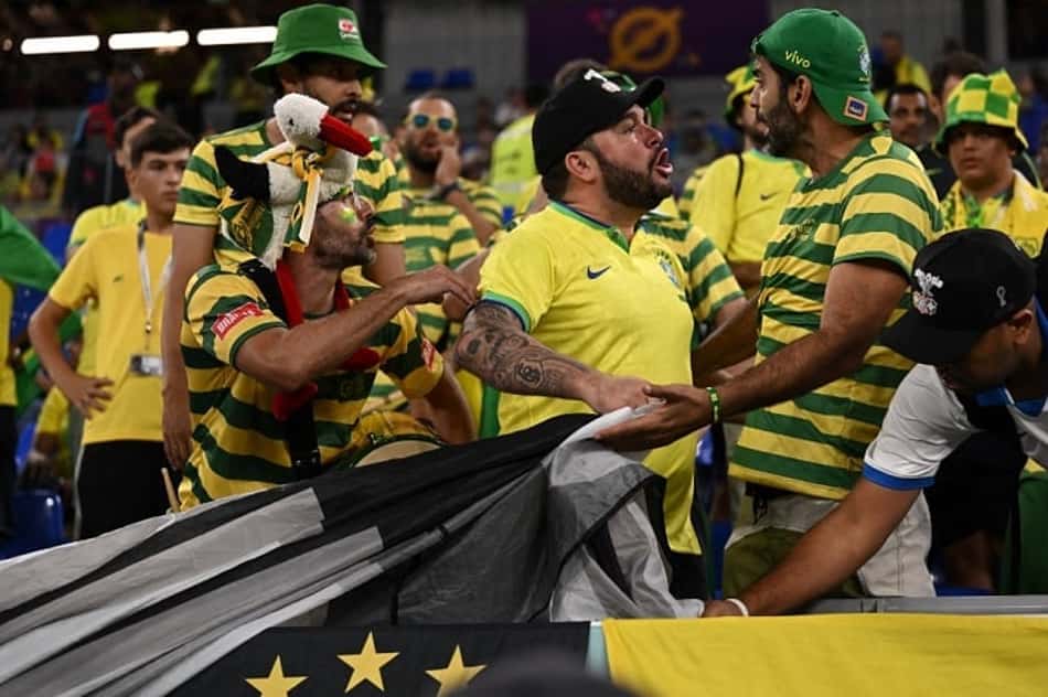 Torcedores do Brasil têm discussão por causa de faixa na arquibancada antes de jogo contra a Suíça