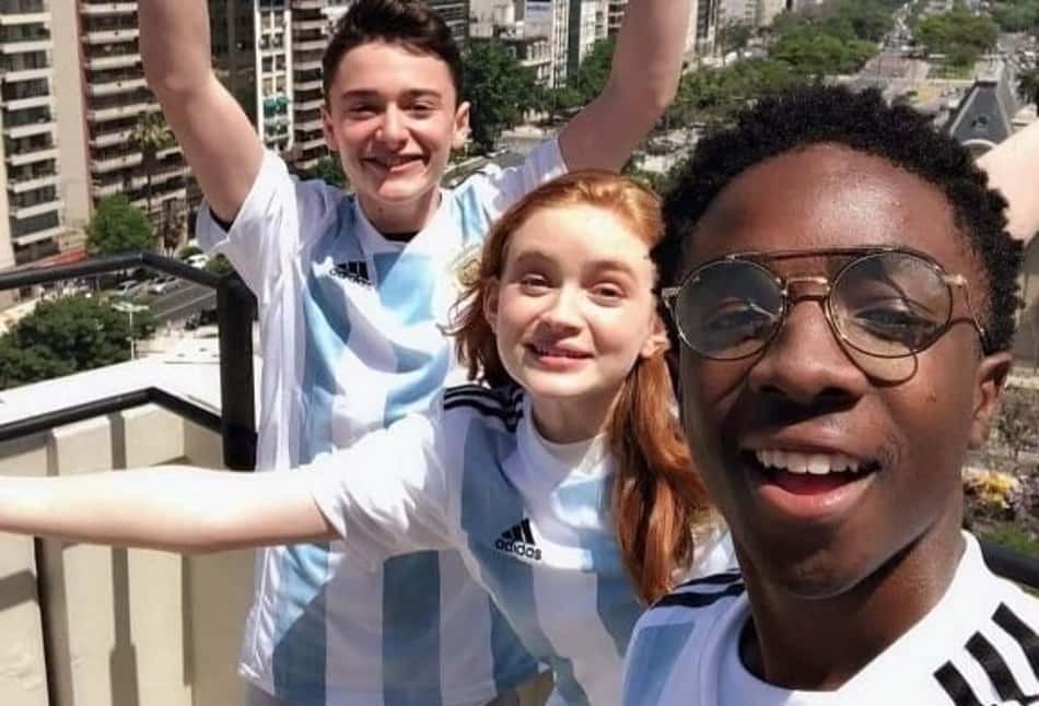 Brasileiros recuperam foto de atores de Stranger Things com camisa da Argentina: 'Vecna não errou'