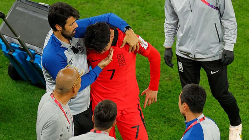 Son deixa o campo chorando após derrota da Coreia do Sul para Gana pela segunda rodada da Copa