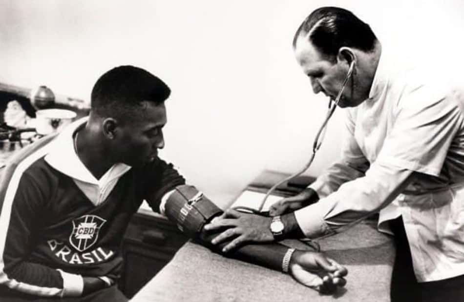Pelé posta foto de atendimento médico durante Brasil x Suíça e brinca: 'Haja coração'