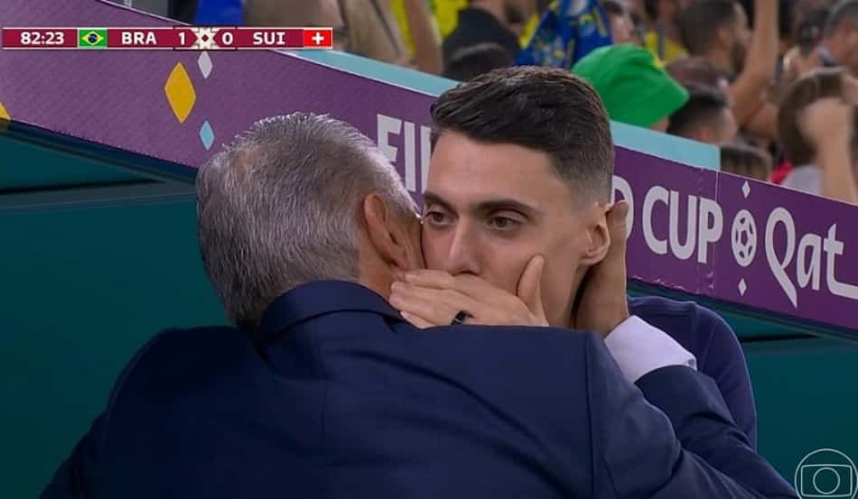Filho de Tite ganha as redes sociais após receber beijo do pai em comemoração