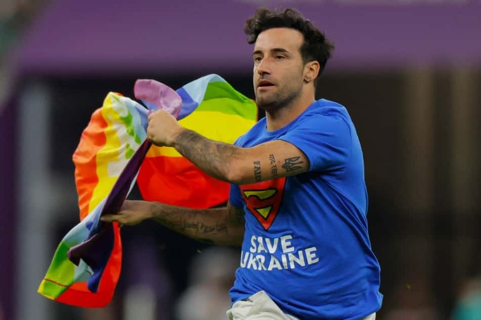 Manifestante invade gramado em Portugal x Uruguai com bandeira LGBTQIA+
