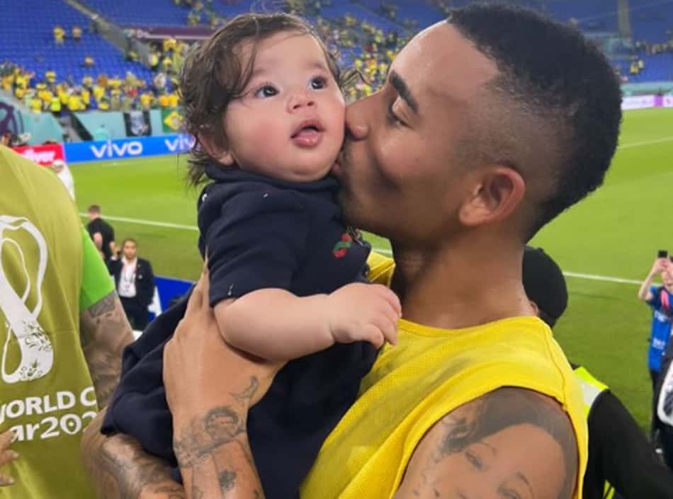 Gabriel Jesus comemora vitória da Seleção na Copa do Mundo com Raiane Lima e filha