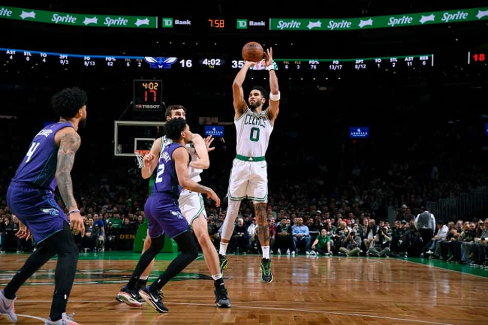 Jayson Tatum brilha e Celtics atropela Hornets
