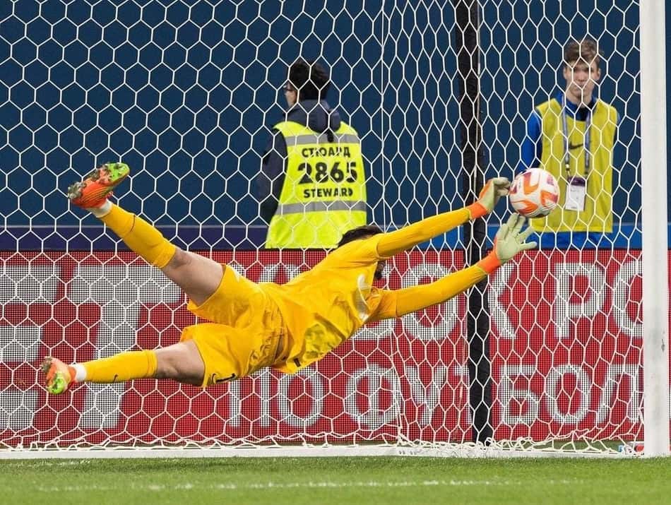 Ex-Corinthians, goleiro Ivan defende dois pênaltis em jogo com briga generalizada na Rússia