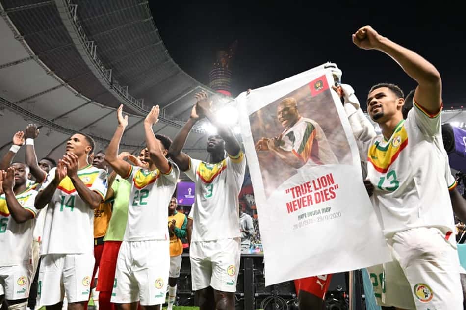 Torcida e jogadores de Senegal fazem homenagem a Papa Bouba Diop em jogo contra Equador
