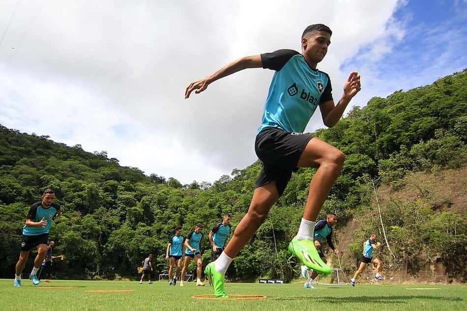 Auxiliar do Botafogo destaca as principais características de Bernardo Valim